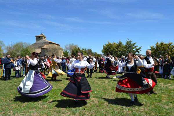 Bailes del Grupo de Danzas Villa de Astudillo en la ermita de Torre