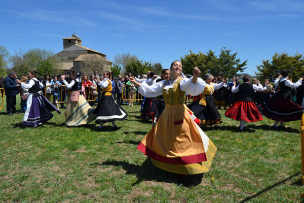 Bailes del Grupo de Danzas Villa de Astudillo en la ermita de Torre