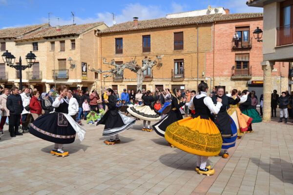 Bailes del Grupo de Danzas Villa de Astudillo en la antigua Plaza de Toros