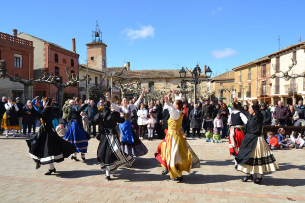 Bailes del Grupo de Danzas Villa de Astudillo en la antigua Plaza de Toros