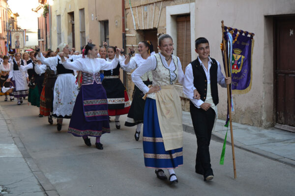 Bailes del Grupo de Danzas Villa de Astudillo en la antigua Plaza de Toros