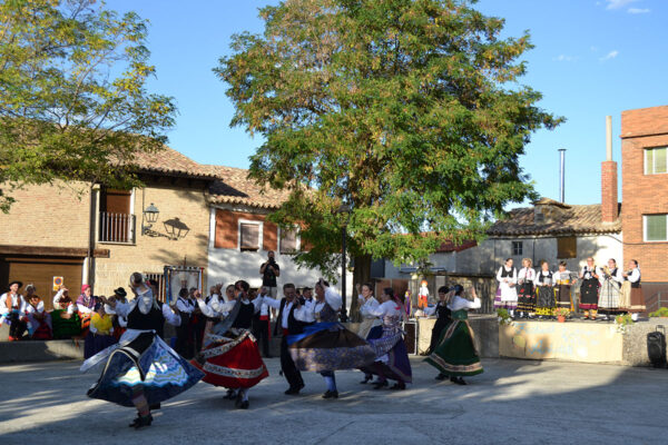Bailes del Grupo de Danzas Villa de Astudillo en la antigua Plaza de Toros