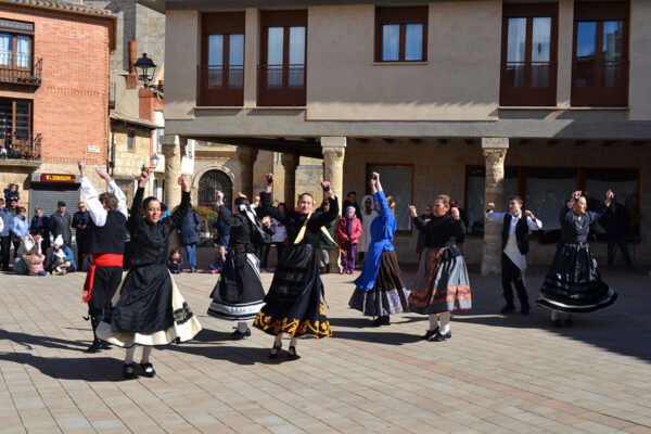 Bailes del Grupo de Danzas Villa de Astudillo en la antigua Plaza de Toros