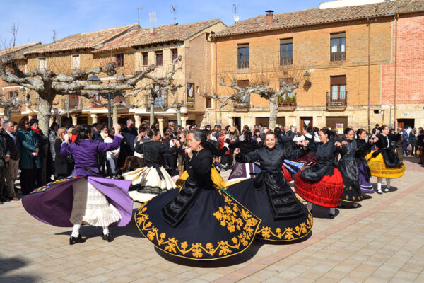 Bailes del Grupo de Danzas Villa de Astudillo en la antigua Plaza de Toros