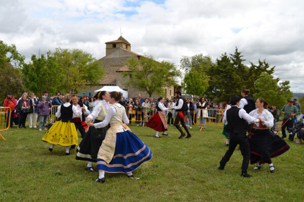 Bailes del Grupo de Danzas Villa de Astudillo en la con motivo de la festividad del patrón del municipio, San Matías