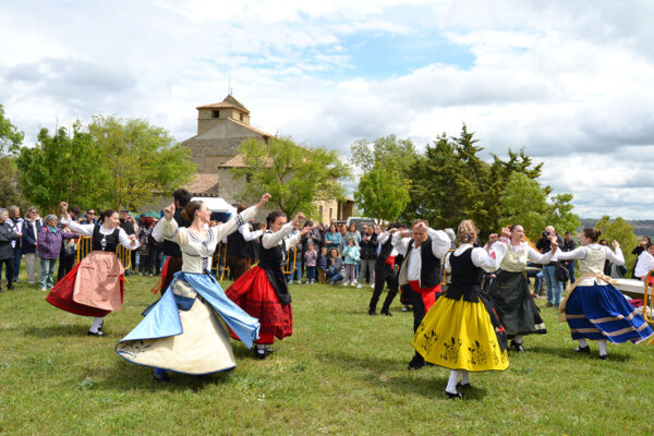 Bailes del Grupo de Danzas Villa de Astudillo en la con motivo de la festividad del patrón del municipio, San Matías