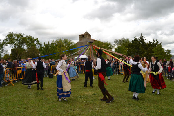 Bailes del Grupo de Danzas Villa de Astudillo en la con motivo de la festividad del patrón del municipio, San Matías