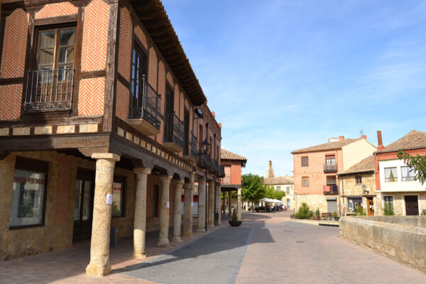 Zona de soportales junto a la iglesia de Santa Eugenia
